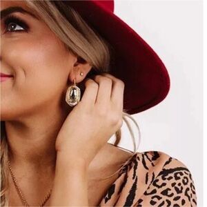 NWOT Kendra Scott Vintage Gold Drop Earrings